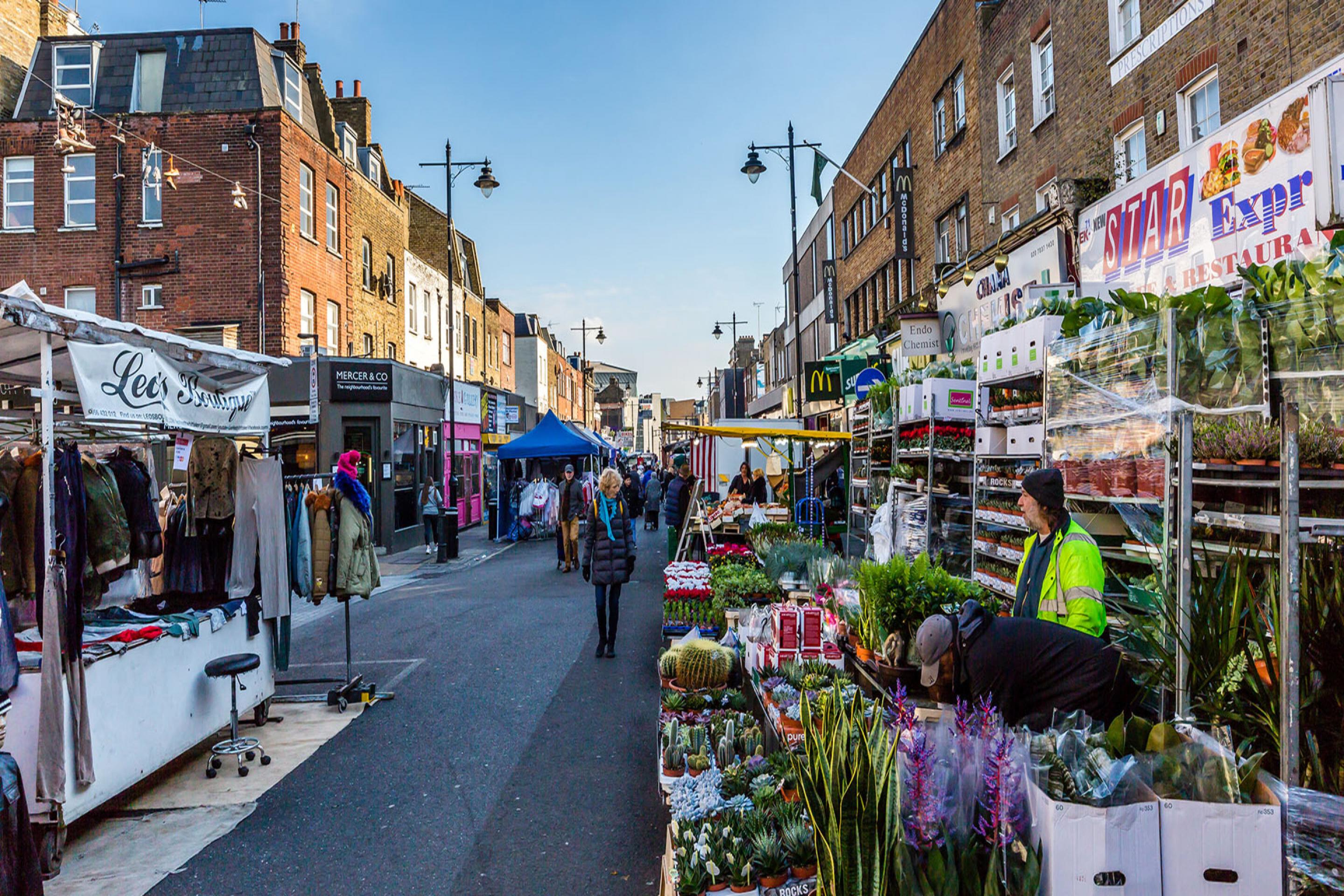 Located in a zone 1 area and walking distance to kings cross  Chapel Market, Angel N1